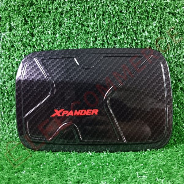 ครอบฝาถังน้ำมัน MITSUBISHI XPANDER สีคาร์บอน โลโก้แดง (F4)