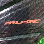 ครอบฝาถังน้ำมัน ISUZU MU-X 2021 สีคาร์บอน  โลโก้แดง (F4) - Image 4