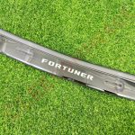 แผ่นกันรอยท้ายฟอร์จูนเนอร์ TOYOTA FORTUNER 2016 - 2024 เป็นสินค้าตกแต่ง แผ่นแสตนเลสกันรอยขอบกันชนหลัง ( LA ) - Image 3