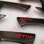 เบ้ารองมือจับประตู TOYOTA YARIS ATIV 2022 สีคาร์บอน+โลโก้แดง (F4) - Image 3